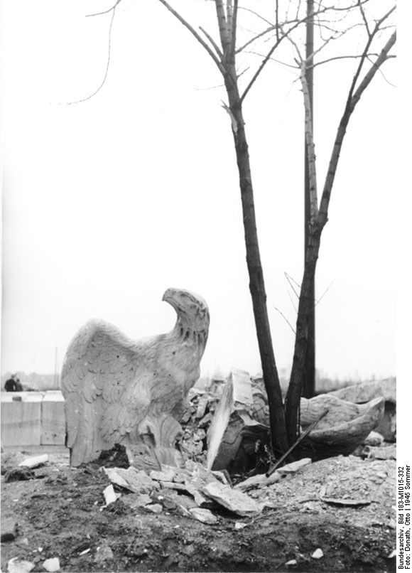 Nach der Kapitulation: Trümmer am Brandenburger Tor (8. Mai 1945)